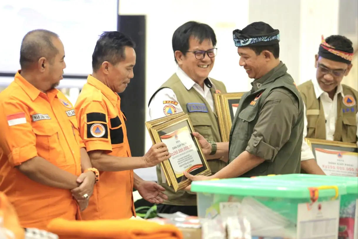 Kepala BNPB Letjen TNI Suharyanto, S.Sos., M.M. memberikan simbolis bantuan dana siap pakai dan bantuan logistik peralatan kepada perwakilan perwakilan Badan Penanggulangan Bencana Daerah (BPBD) dilakukan di Kota Tarakan pada Rabu (7/2).